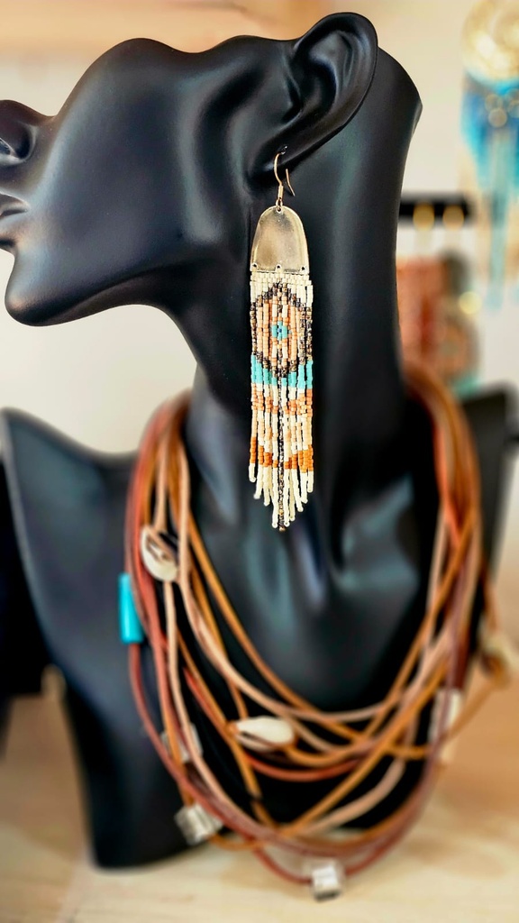 Beaded raffia white earrings