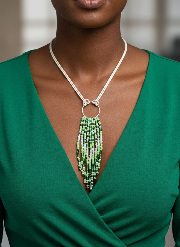 Low neckline necklace, imperial green